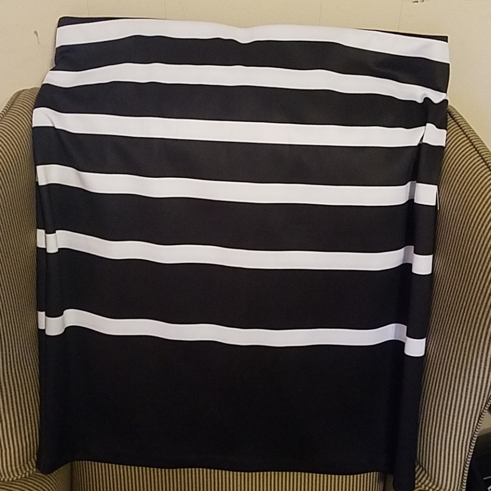 polyester and spandax skirt- nwt